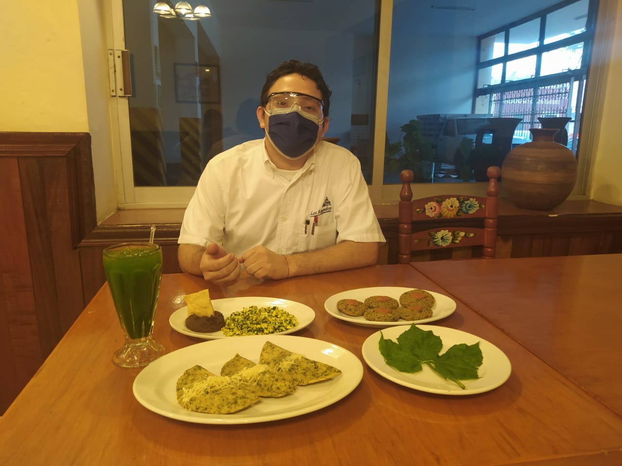 Con limón o pepino, el agua de chaya es la estrella de Los Almendros